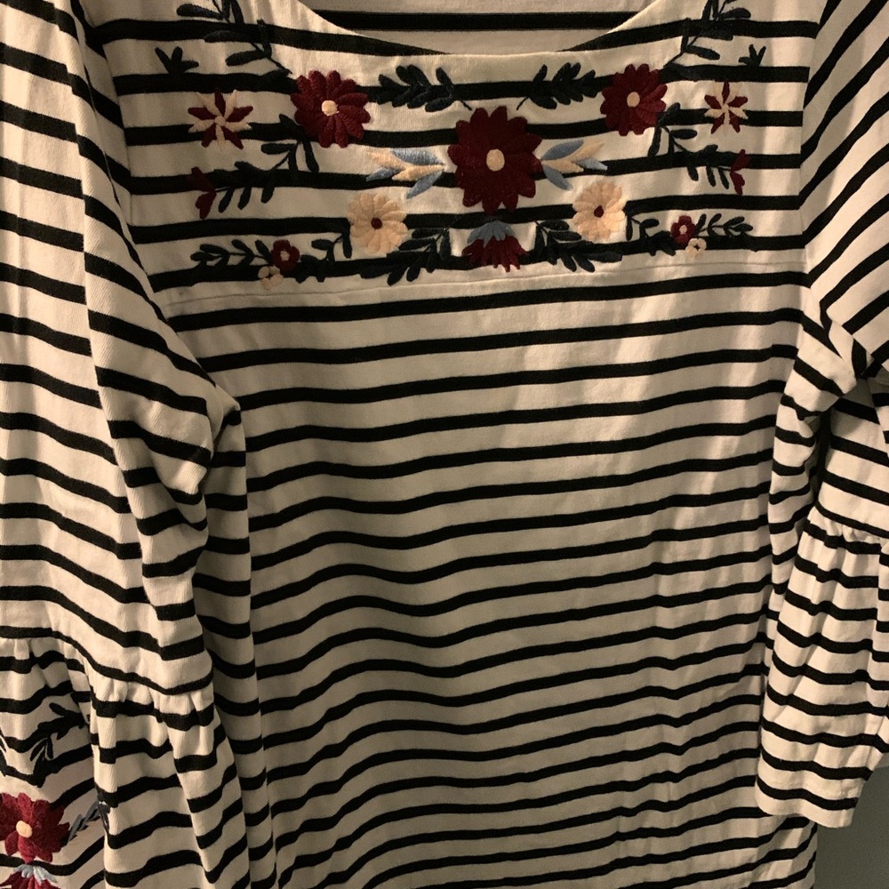 Floral accent stripped white and blue top